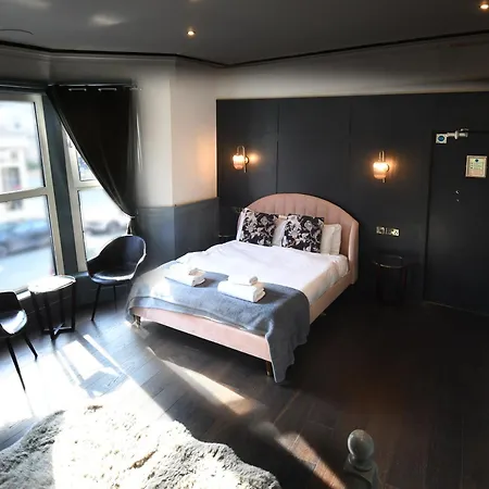 The At Cheltenham Parade 4* 해러게이트