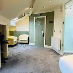 The At Cheltenham Parade 4* 해러게이트
