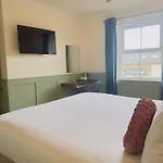The At Cheltenham Parade 호텔 해러게이트