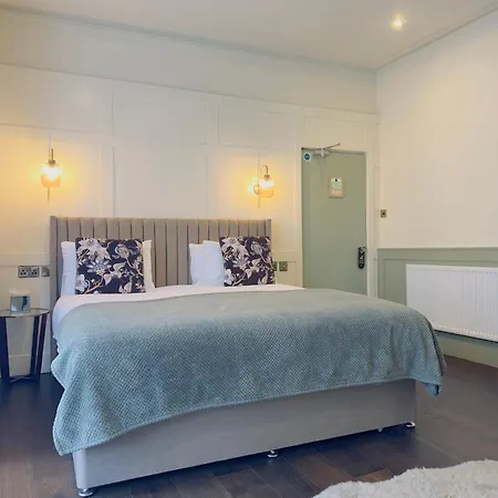 The At Cheltenham Parade Hotel 4*