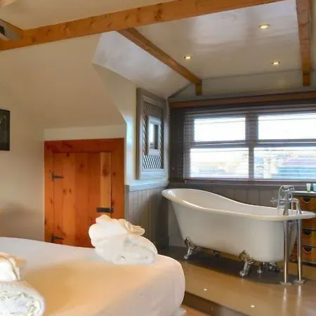 The At Cheltenham Parade Harrogate