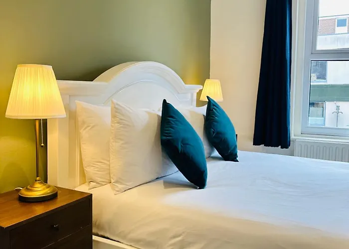 The At Cheltenham Parade 哈罗盖特