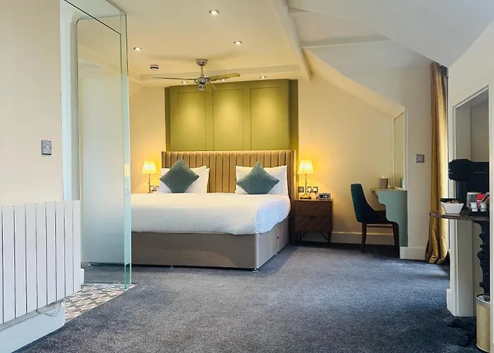 The At Cheltenham Parade Hotel 4*